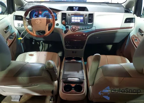 2013 Toyota Sienna Xle z USA, uszkodzony, nr VIN 5TDDK3DCXDS060288